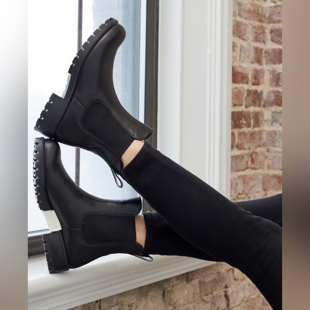 NWT ECCO Modtray Chelsea Boot 🖤 Black w/ white detail